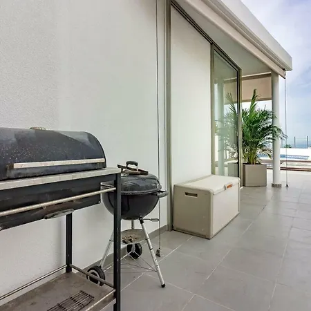 White Whale Адехе